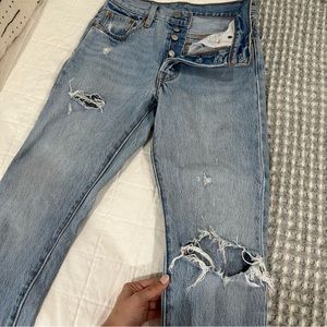 LEVIS 501 Distressed Jean - size 24x28